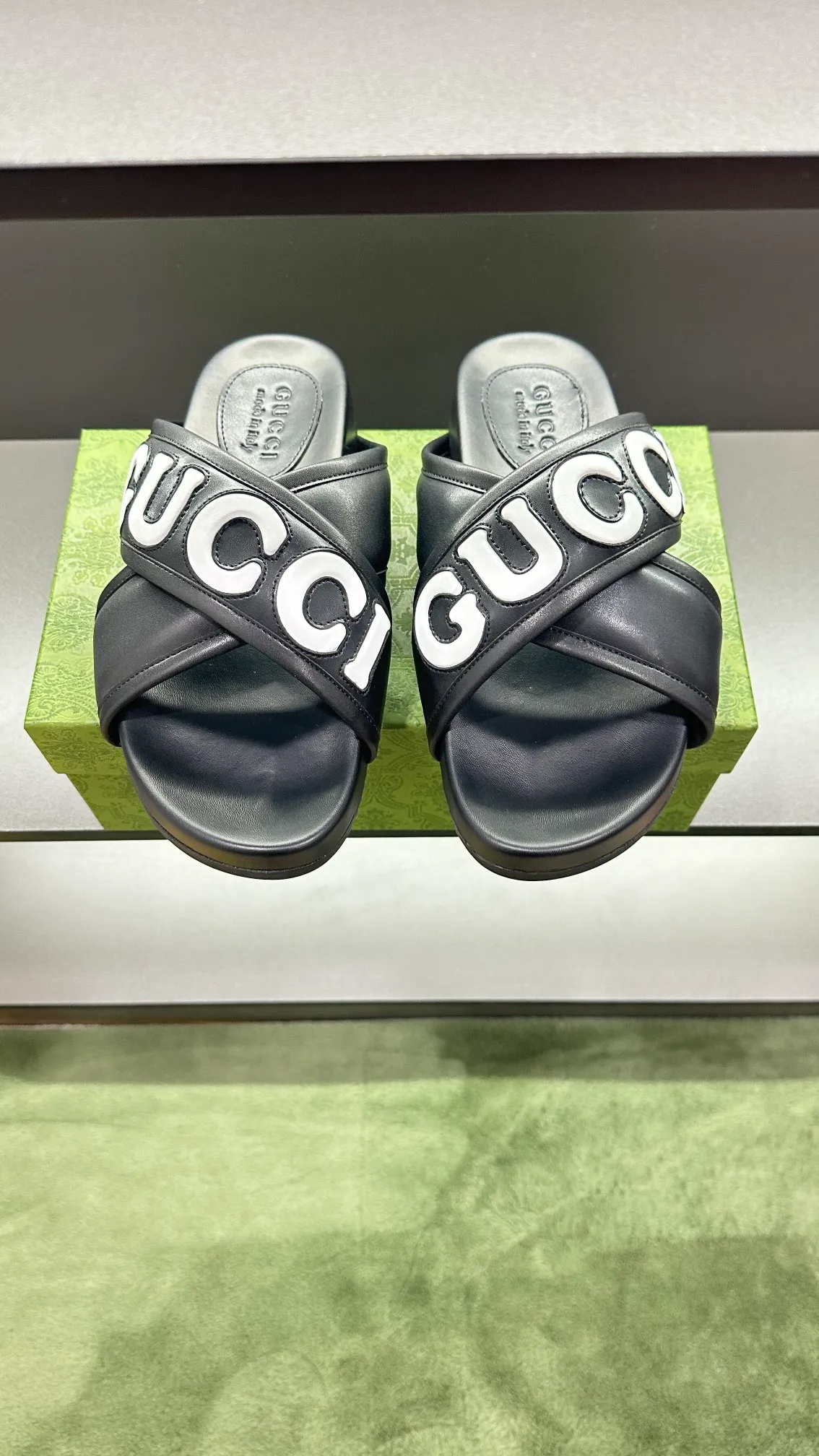 [G Family Couple Style] P: 320💰Female size 36~40 Men's size 39~45, (46. Custom-made GG slippers for men and women. This slipper is made of GG polyester fiber and is decorated with a Gucci label on the front, which adds a striking logo feel to the style. Beige GG recycled polyester fiber, same size for men and women, leather trim